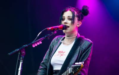 Watch Pale Waves’ Heather Baron-Gracie give acoustic performance of ‘Change’ - www.nme.com