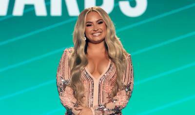 Demi Lovato Goes Blonde, Talks Broken Engagement to Max Ehrich at People's Choice Awards 2020 - www.justjared.com - Santa Monica