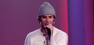 Justin Bieber Performs His Two New Songs 'Lonely' & 'Holy' at People's Choice Awards 2020 - Watch! - www.justjared.com - Santa Monica