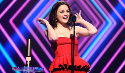 Joey King Wins at People's Choice Awards 2020, Teases the 'Kissing Booth 3' Release Date! - www.justjared.com - Santa Monica