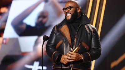 Tyler Perry Delivers Inspiring Message of Perseverance During People's Choice Awards Acceptance Speech - www.etonline.com - California