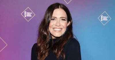 Pregnant Mandy Moore Cradles Baby Bump Accepting People’s Choice Award: ‘So Excited’ - www.usmagazine.com