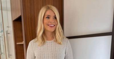 Holly Willoughby wows fans as she shows off small waist in knitted dress - copy her look from £19.99 - www.ok.co.uk
