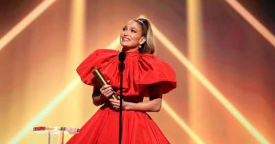 JLo's twins give her the sweetest surprise as she makes emotional People's Choice Award speech - www.msn.com