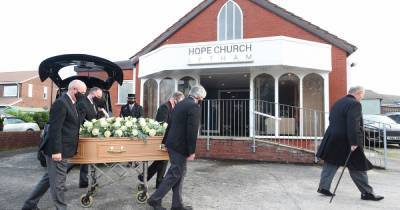 Mourners pay their respects as comic hero Bobby Ball is laid to rest - www.manchestereveningnews.co.uk