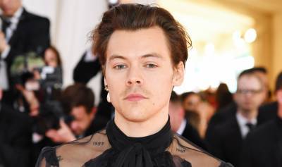 Harry Styles' Mom Weighs In on His Iconic 'Vogue' Cover - www.justjared.com - Britain