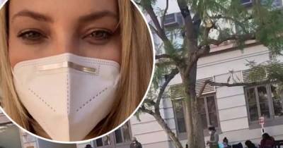 Kate Hudson sings while wearing mask on location set of Truth Be Told - www.msn.com