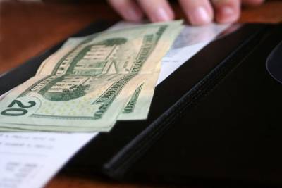 Washington waitress given $1K cash tip hidden under red Solo cups - www.foxnews.com - Washington - Washington - state Washington