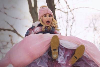 Isla Fisher And Jillian Bell Make Christmas Magic In ‘Godmothered’ Trailer - etcanada.com