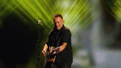 Outtakes: Springsteen on 1st guitar, touring and Twitter - abcnews.go.com - New York