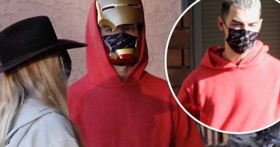 Joe Jonas wears a 'vote' face mask while out with wife Sophie Turner - www.msn.com - county Pacific