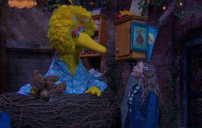 Watch Maggie Rogers sing the residents of Sesame Street to sleep - www.nme.com
