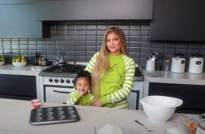 Kylie Jenner And Her Daughter Stormi Wear Matching ‘Grinch’ Pyjamas As They Bake Christmas Cupcakes In Adorable Video - etcanada.com