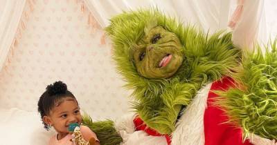 Kylie Jenner’s Daughter Stormi Is All Smiles Meeting the Grinch: Pic - www.usmagazine.com - city Santa Claus