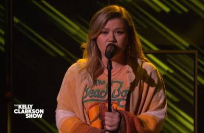 Kelly Clarkson Performs Moving Cover Of Keane’s ‘Somewhere Only We Know’ - etcanada.com