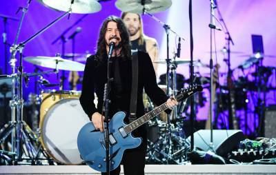 Watch Foo Fighters perform ‘Shame Shame’ on ‘The Late Show With Stephen Colbert’ - www.nme.com - Choir