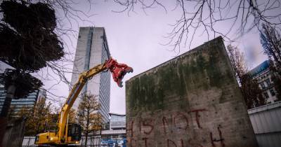 'A major moment in Manchester’s history' - Inside the Piccadilly Gardens wall demolition site as it’s finally torn down - www.manchestereveningnews.co.uk - Manchester