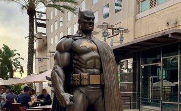 Burbank Adds ‘Batman: Hush’ Statue In The City’s AMC Walkway - deadline.com - USA
