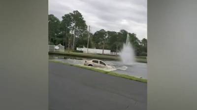 Florida children rescued after driver crashes into pond while fleeing deputies - www.foxnews.com - Florida