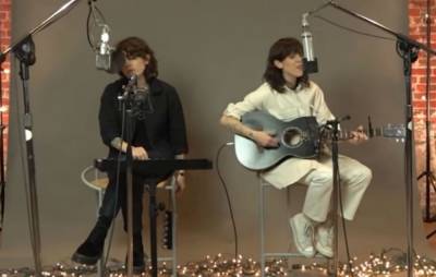 Watch Tegan and Sara perform ‘Make You Mine This Season’ on ‘The Kelly Clarkson Show’ - www.nme.com
