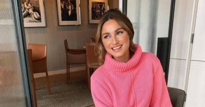Sam Faiers shows off gorgeous Christmas decorations in massive Surrey home - www.ok.co.uk