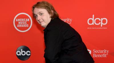 Lewis Capaldi Hams It Up on American Music Awards 2020 Red Carpet with Funny Poses! - www.justjared.com - Scotland - Los Angeles - USA