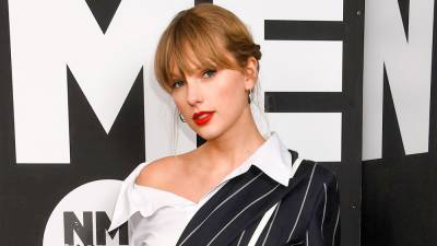Taylor Swift Accepts AMAs Artist of the Year Honor From Studio Where She's Re-Recording Old Music - www.etonline.com - Los Angeles - USA
