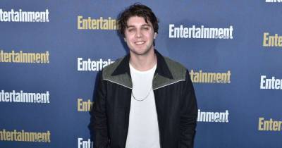 Veronica Mars - Stars defend actor after director insults his 'tiny' apartment in viral video: 'You’re a class act' - msn.com - Britain