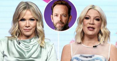 Jennie Garth and Tori Spelling Reveal They Still Don’t ‘Accept’ Luke Perry’s Death as They Revisit Dylan McKay’s 1st Episode - www.usmagazine.com