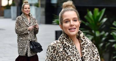 Pregnant Helen Flanagan is all smiles after visiting a dental clinic - www.msn.com
