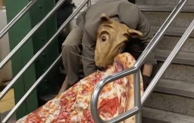 Actor dressing up as life-sized ‘pizza rat’ in New York goes viral - www.nme.com - New York