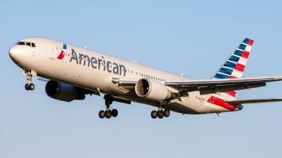 American Airlines plane damaged after reportedly hitting bird, returns to airport - www.foxnews.com - USA - Chicago