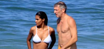 Vincent Cassel & Wife Tina Kunakey Bare Their Hot Bodies at the Beach in Brazil! - www.justjared.com - France - Brazil - city Rio De Janeiro, Brazil