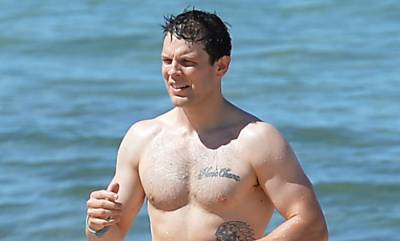 Jake Lacy Looks So Hot While Shirtless at the Beach in Hawaii! - www.justjared.com - Hawaii - county Maui