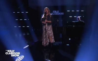 Kelly Clarkson Shows Off Killer Vocals, Performs Stripped-Back Cover Of Lady A’s ‘Need You Now’ - etcanada.com - county Love