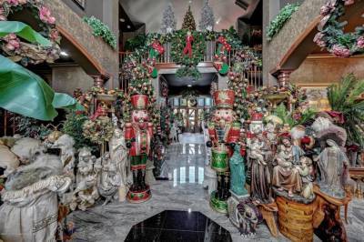 New Jersey Christmas mansion selling for $2.19M overflows with holiday decor - www.foxnews.com - Santa - New Jersey