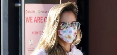 Jessica Alba Masks Up While Out Picking Up Lunch to Go - www.justjared.com - Los Angeles