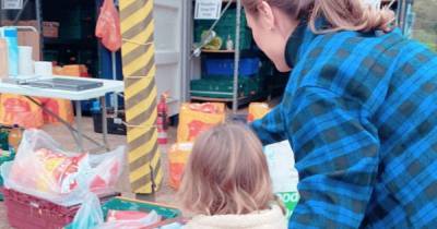 Sam Faiers and daughter Rosie donate to their local food bank as star teaches her kids to 'be kind' - www.ok.co.uk