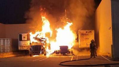 Florida authorities investigate tractor-trailer explosion near a Walmart - www.foxnews.com - Florida