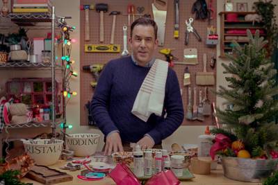 Netflix’s ‘Mr. Christmas’ Benjamin Bradley shares 5 holiday decor ideas - nypost.com