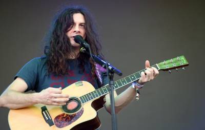 Watch Kurt Vile’s touching cover of John Prine’s ‘Speed of the Sound of Loneliness’ for ‘The Late Show’ - www.nme.com