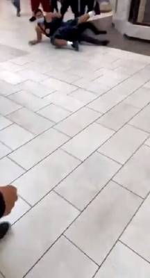 Video captues off-duty officer fighting in Los Angeles-area shopping mall - www.foxnews.com - Los Angeles - Los Angeles - Los Angeles