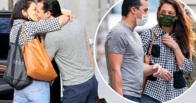 Katie Holmes steals kiss for road from boyfriend Emilio Vitolo in NYC - www.msn.com - Ohio