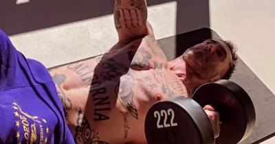 Adam Levine Bares His Tattoos During Shirtless Workout! - www.justjared.com