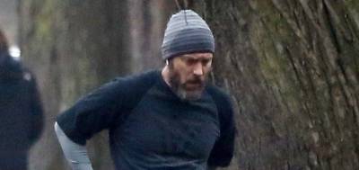Jude Law Stops to Catch His Breath During Afternoon Jog in London - www.justjared.com - London