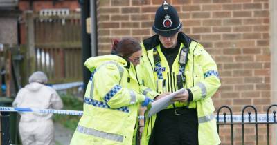 Forensics officers comb flat after man left with serious injuries in stabbing - www.manchestereveningnews.co.uk