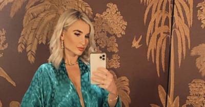 Billie Faiers wows fans with sensational Christmas decorations at her home including festive archway - www.ok.co.uk