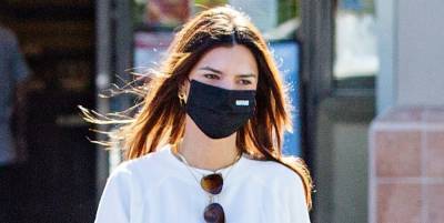 Emily Ratajkowski Cradles Baby Bump While Out with Friends - www.justjared.com - Los Angeles