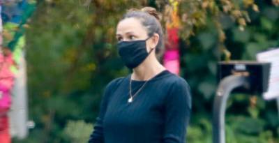 Jennifer Garner Masks Up While Chatting with One of Her Friends - www.justjared.com