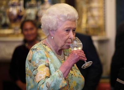 One is not amused! Seven foods the royal family never ever eat - evoke.ie - Australia